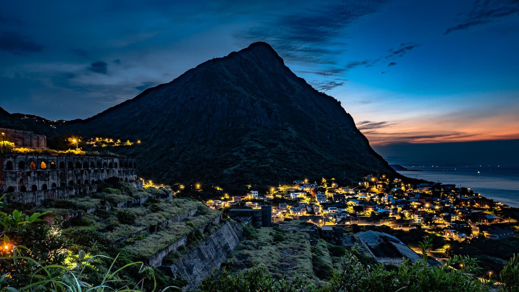 俗稱十三層到水湳洞選煉廠遺址，過去為處理金瓜石礦砂的煉製廠，隨著礦場封閉而曾經一度傾頹，但在近幾年政府的營造下成為遊人趨之若鶩的歷史景點（Source：S.R.G - msucoo9／CC BY-NC-SA 2.0）