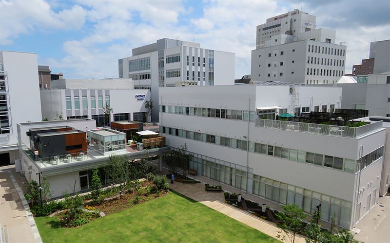 富山市將已廢校的舊國小校地改建為整合社福、醫療與照護資源的「総曲輪レガートスクエア」（Source: 総曲輪レガートスクエア）