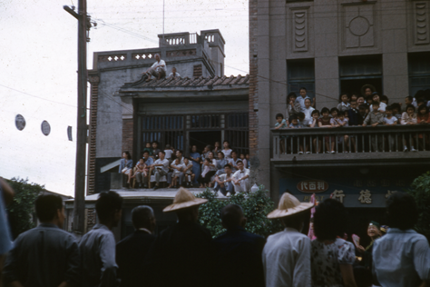 從1960年代鹿港街屋立面形制可觀察出陽台空間使用的變遷過程。
(Source:許蒼澤攝,長源醫院鹿港歷史影像館提供)