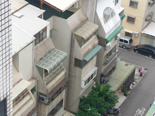 陽台外推增加雨遮面積的集合住宅形式,隨處可見。
(Source:雄本老屋規劃有限公司提供)