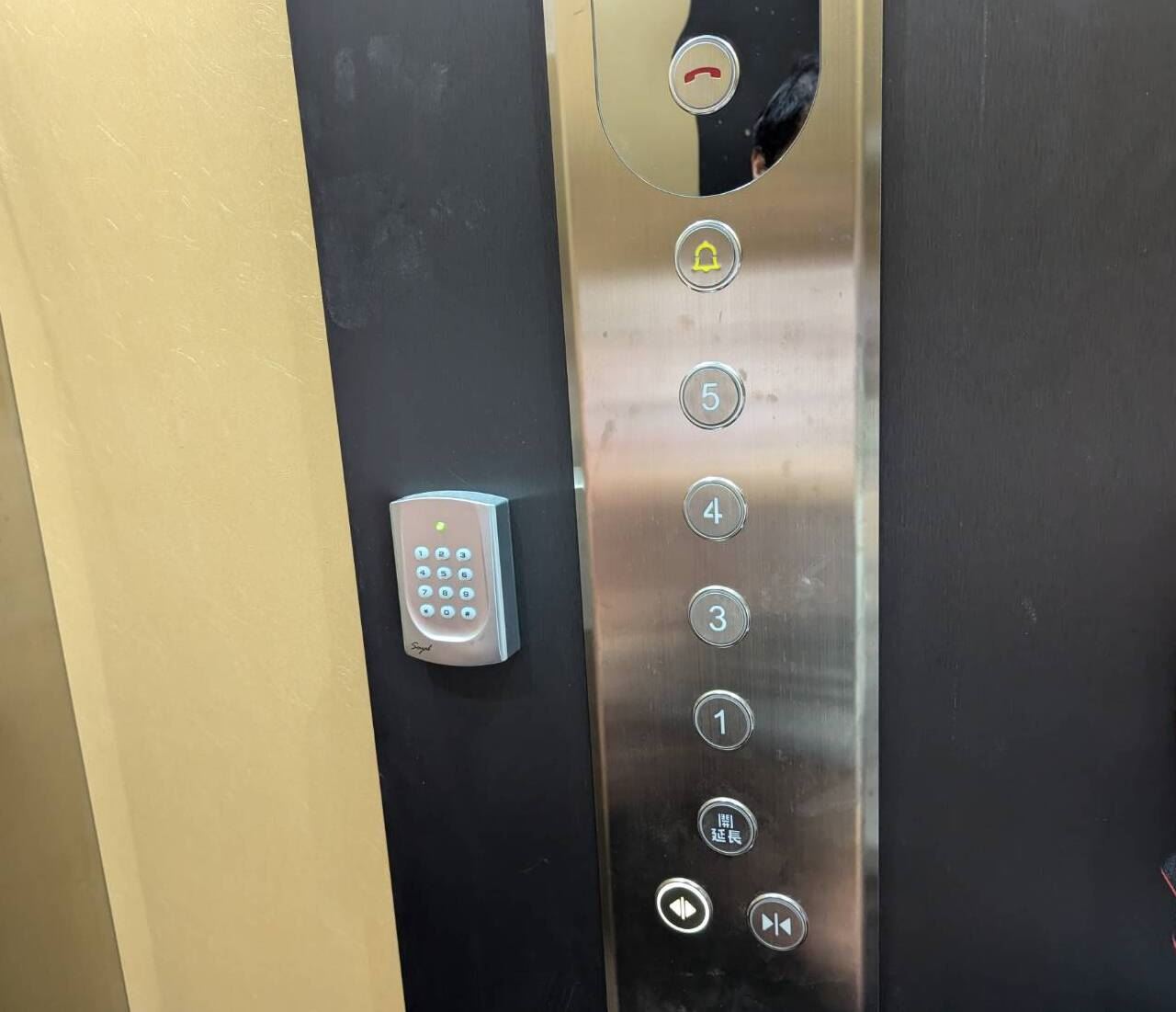 電梯中無第二層樓按鈕