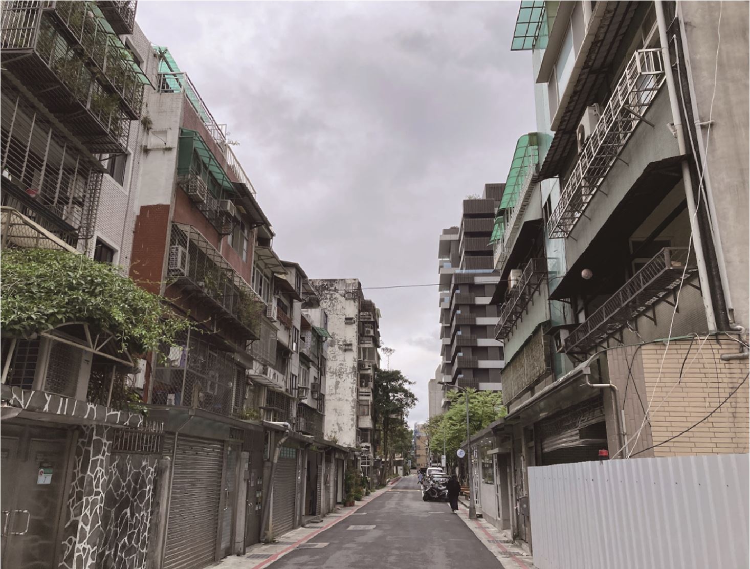在臺北屋齡超過40年以上步登公寓,為求空間機能的追求,常見將陽台外推或增建鐵窗,形成舊城區特殊建築光景。(source:林承毅)