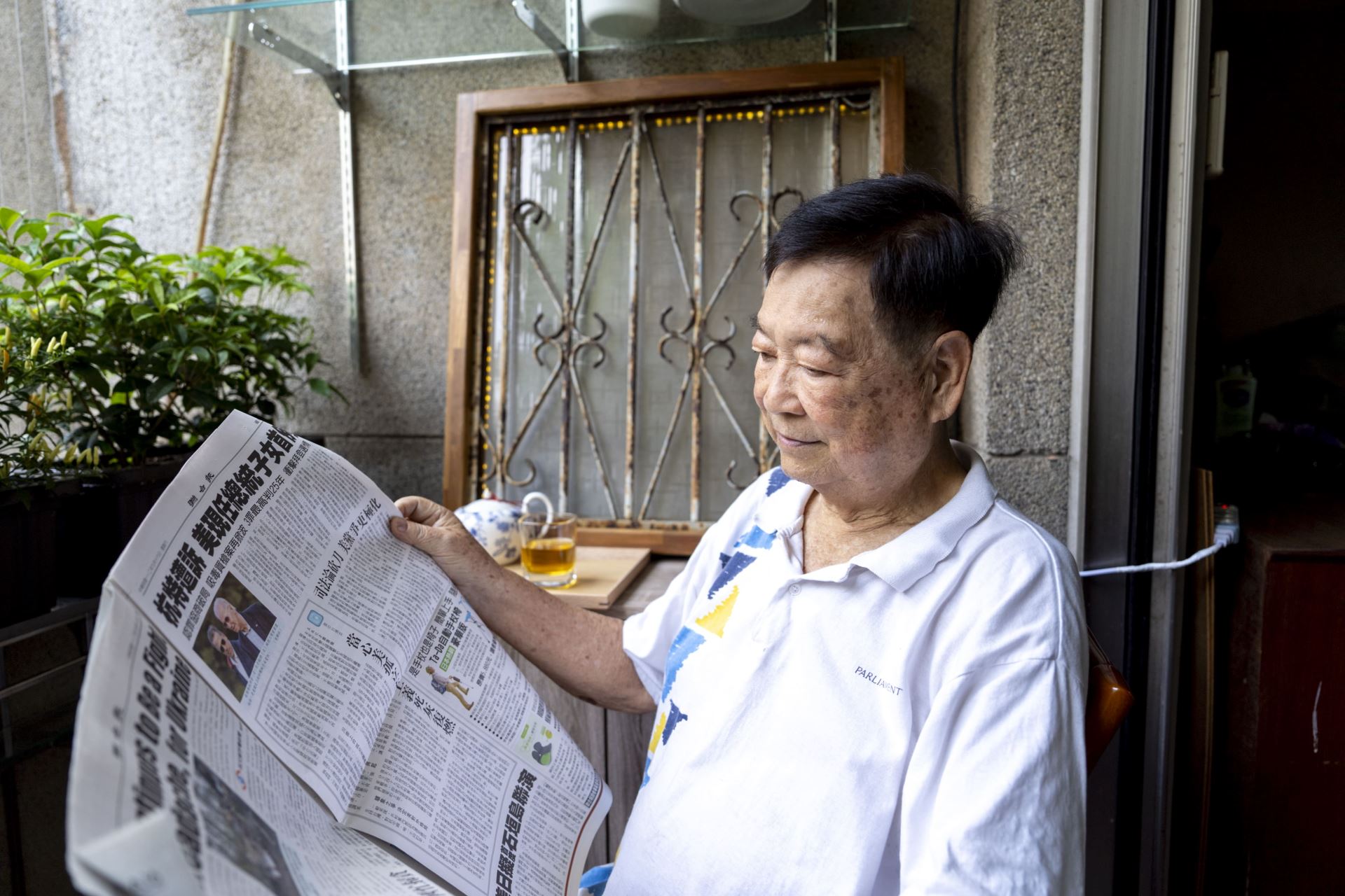 李伯伯給自己沏一壺茶,拉一只椅子,「回到」煥然一新的陽台。
(Source: 雄本老屋規劃有限公司提供)