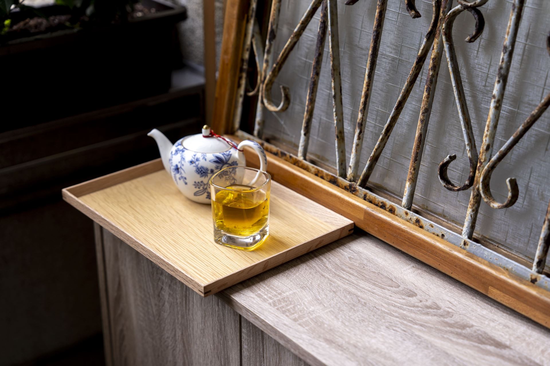 木色與茶香,為陽台帶來一份靜謐的溫暖。
(Source: 雄本老屋規劃有限公司提供)