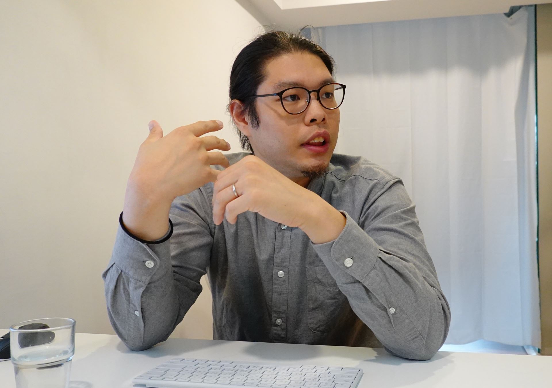 胡文謙分享「循循光之家」拆除陽台鐵窗引入環境因素的經驗。
（Source: 雄本老屋規劃有限公司提供）