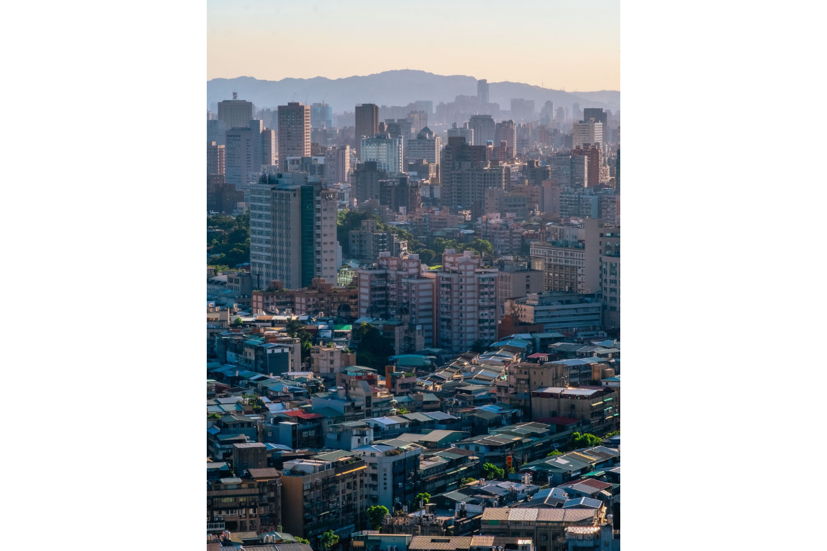臺灣陽台外推、加蓋鐵窗的普遍現象。
（Source : pexels, Photo by Soloman Soh. https://www.pexels.com/zh-tw/photo/1590576/）