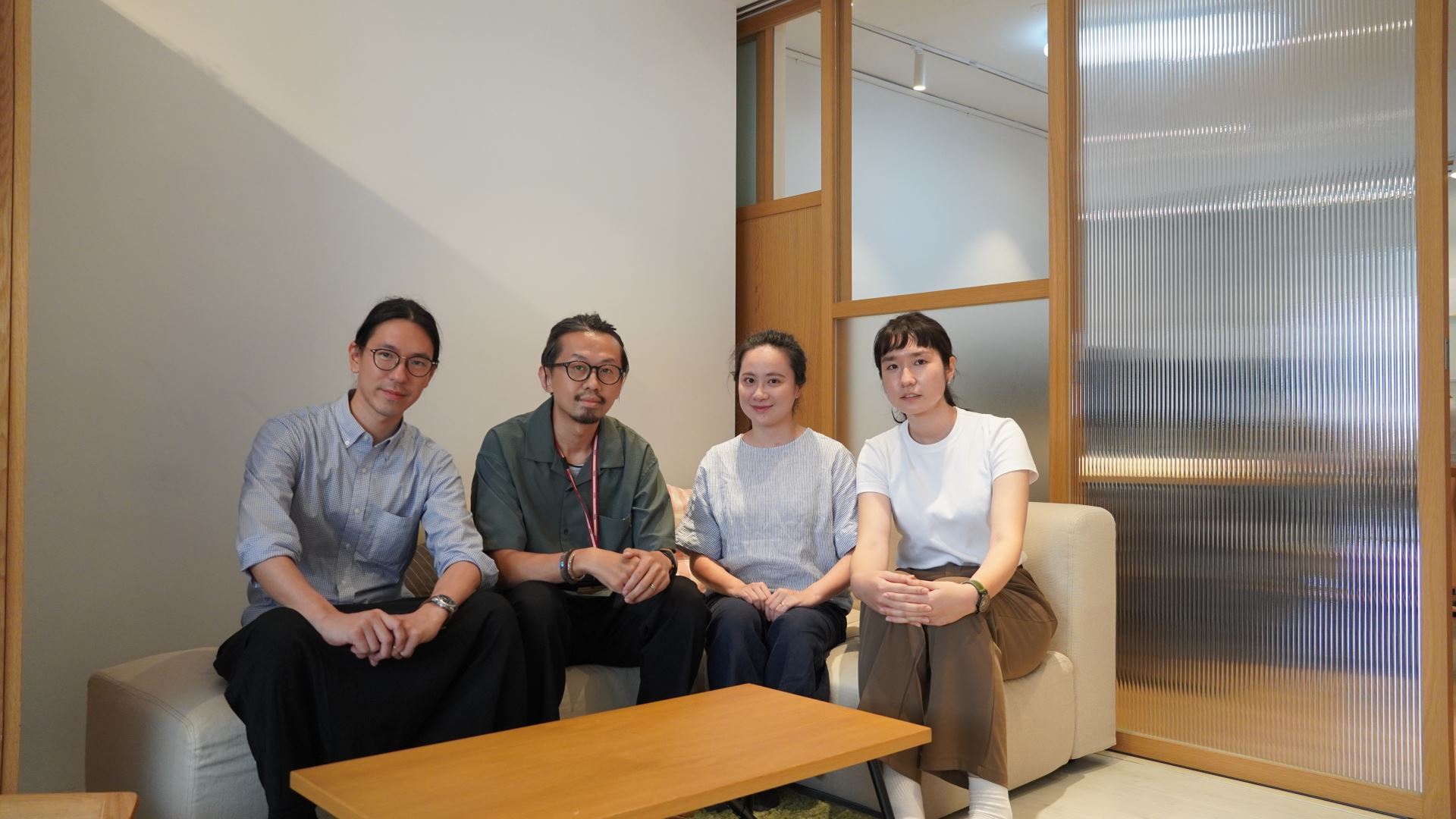 本次台北村落之聲執行團隊雄本老屋規劃有限公司特別前往採訪
MUJI RENOVATION 設計企劃室總監吳宗育(左二)。
(Source:雄本老屋規劃有限公司提供)