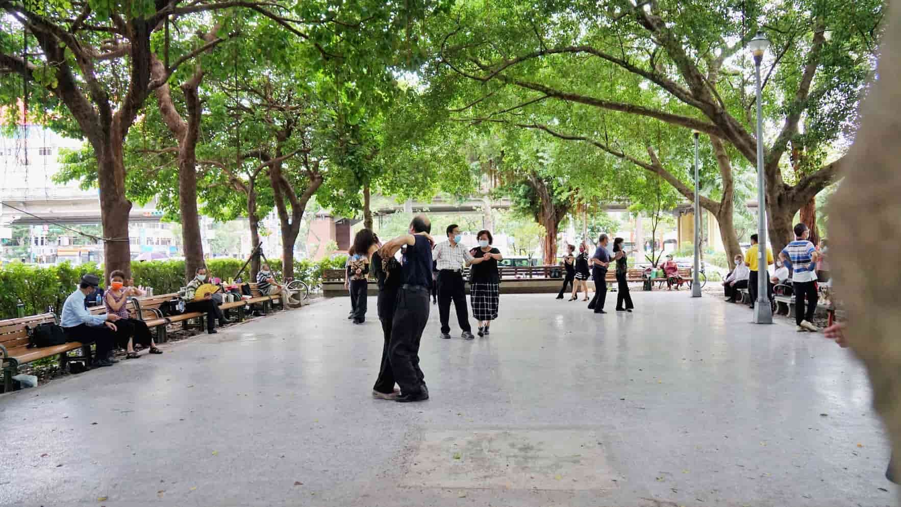榮星花園北方角落的廣場無時無刻都在伴舞的長輩們(Source:麥志綱攝)