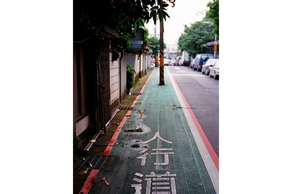 直直通往電線竿的標線型人行道,正是步行友善街道裡處處「將就」的現實
(Source: YuChen Chang / CC BY-NC-ND 2.0)