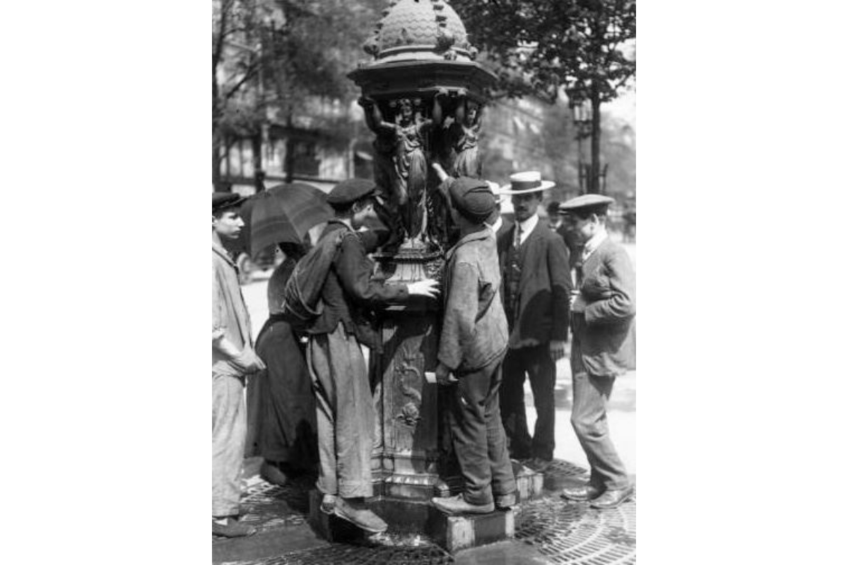 建於 1872 年的華萊士噴泉(Fountain Wallace)起初是供人飲水的飲水泉,後在自來水普及下逐漸失去原本功用,但也因其典雅的外觀而成為街道藝術(Source: Wikimedia)