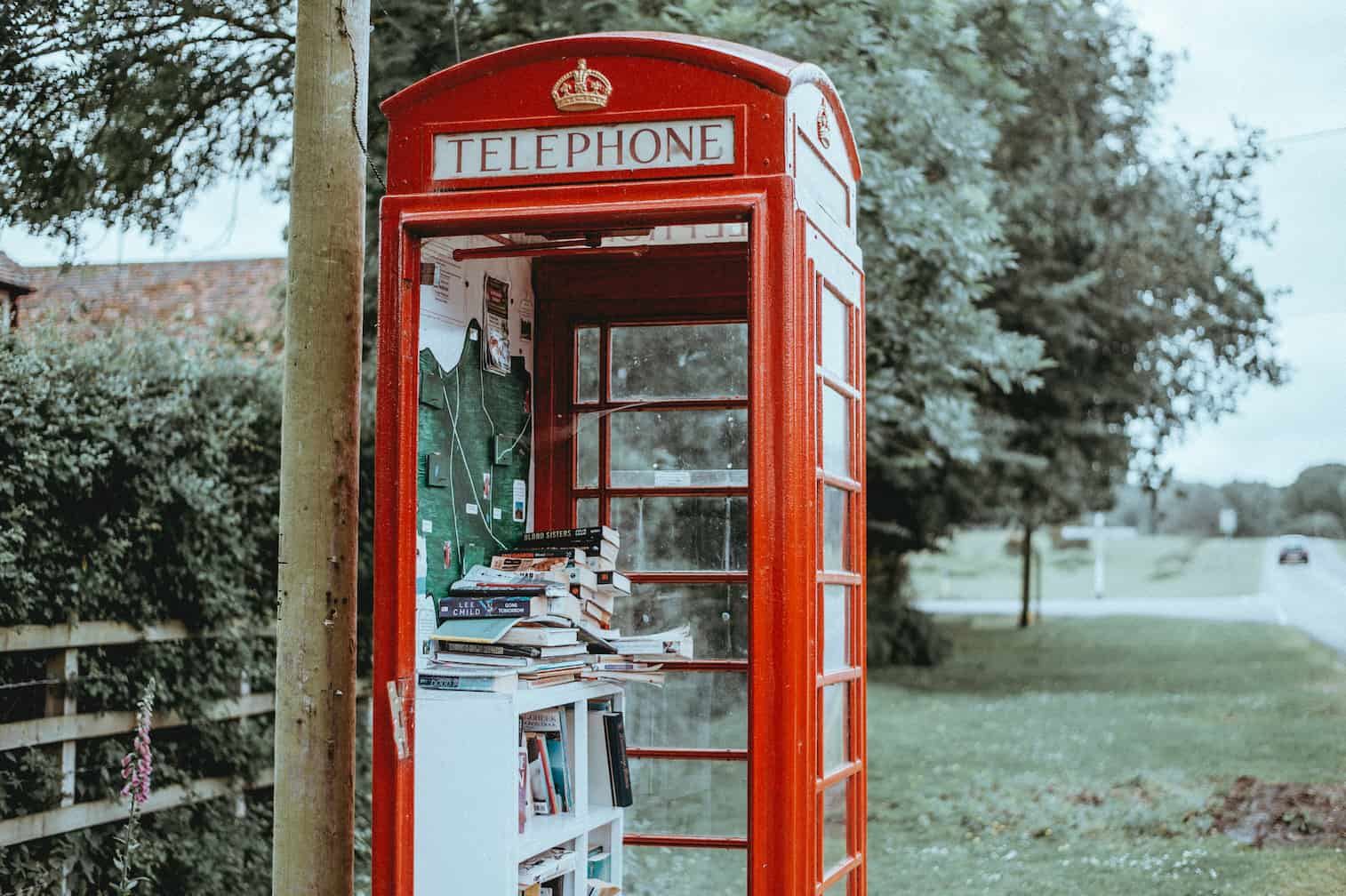 改造成流動圖書館的紅色電話亭(red telephone box)(Source: Annie Spratt/ Unsplash)