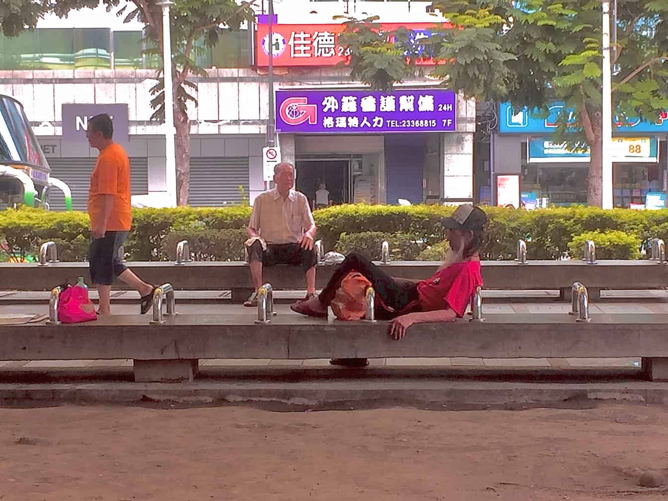政府設置的街道家具所具有的排除與歧視,從艋舺公園長椅加裝的根根橫桿上一覽無遺(Source: 劉學墉攝)
