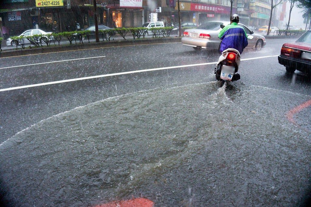 當時雨量超出道路排水設計所預期承受的量值時，勢必會出現水漫四方的景況，也凸顯出工程防災的侷限（Source: Grace Jian／CC BY-NC-SA 2.0）