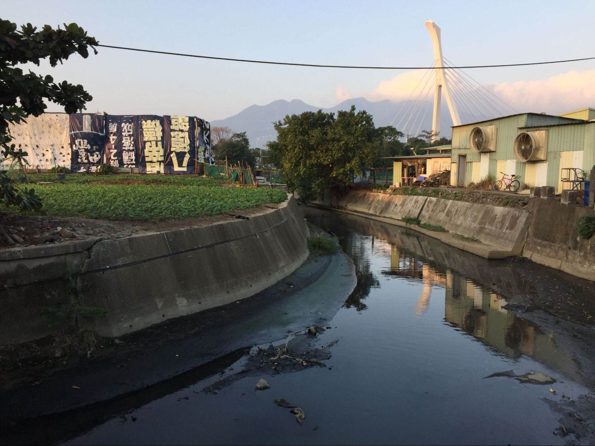 水泥化的河川整治工程，從防災的角度而言往往會造成更大的洪患風險（Source: 劉學墉攝）