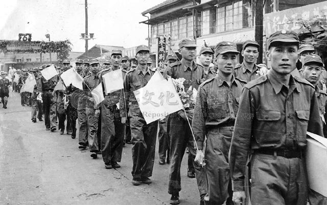 撤退來臺之滇緬游擊隊於街上參加遊行（source:國家文化資料庫）