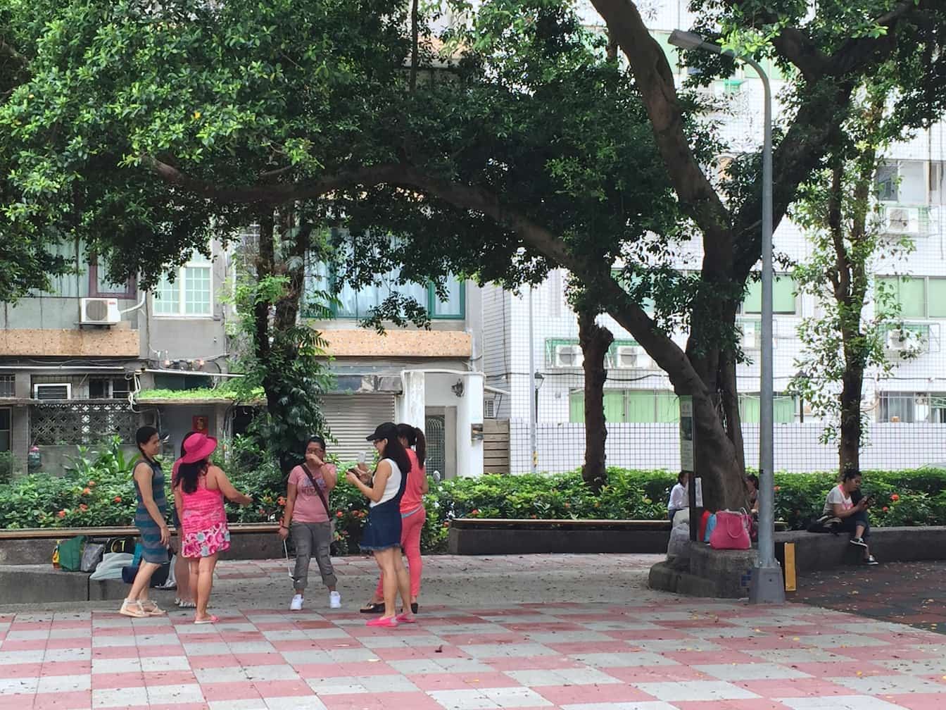 許多做完彌薩的移工會在週日午後的雙城公園聚會（Source：劉學墉攝）