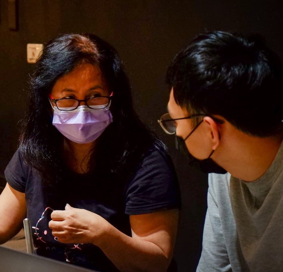 秋香過去在台語言不通的焦慮經驗，促使她下定決心要將中文學好。透過電視節目、國小生字簿等自學媒介學成中文的秋香，如今也在醫院擔任通譯志工協助更多越南移工，同時透過「外星語」將這樣的想法擴大發聲（Source：王昱文攝）
