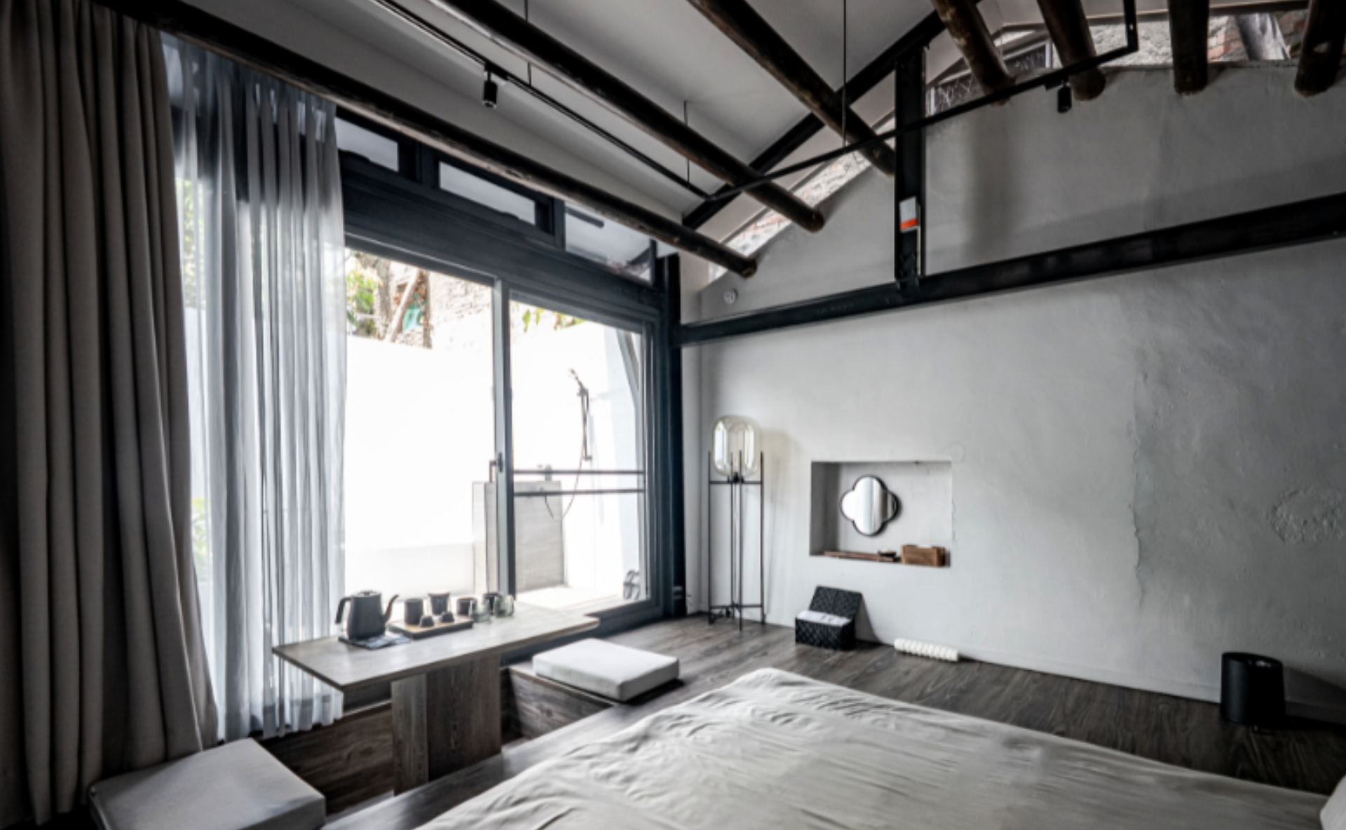 上圖/考量到曲巷冬晴 Suki na B&B 前身為民居,且位於環境清幽的九曲巷內,雄本團隊選擇將其規劃為獨具特色的包棟民宿,既延續了原先的居所定位,也自然織入鹿港旅行網絡。下圖/即使是巷弄中的尋常住宅,經過適切規劃與現代機能的引入,也能在當代展現其獨特價值。