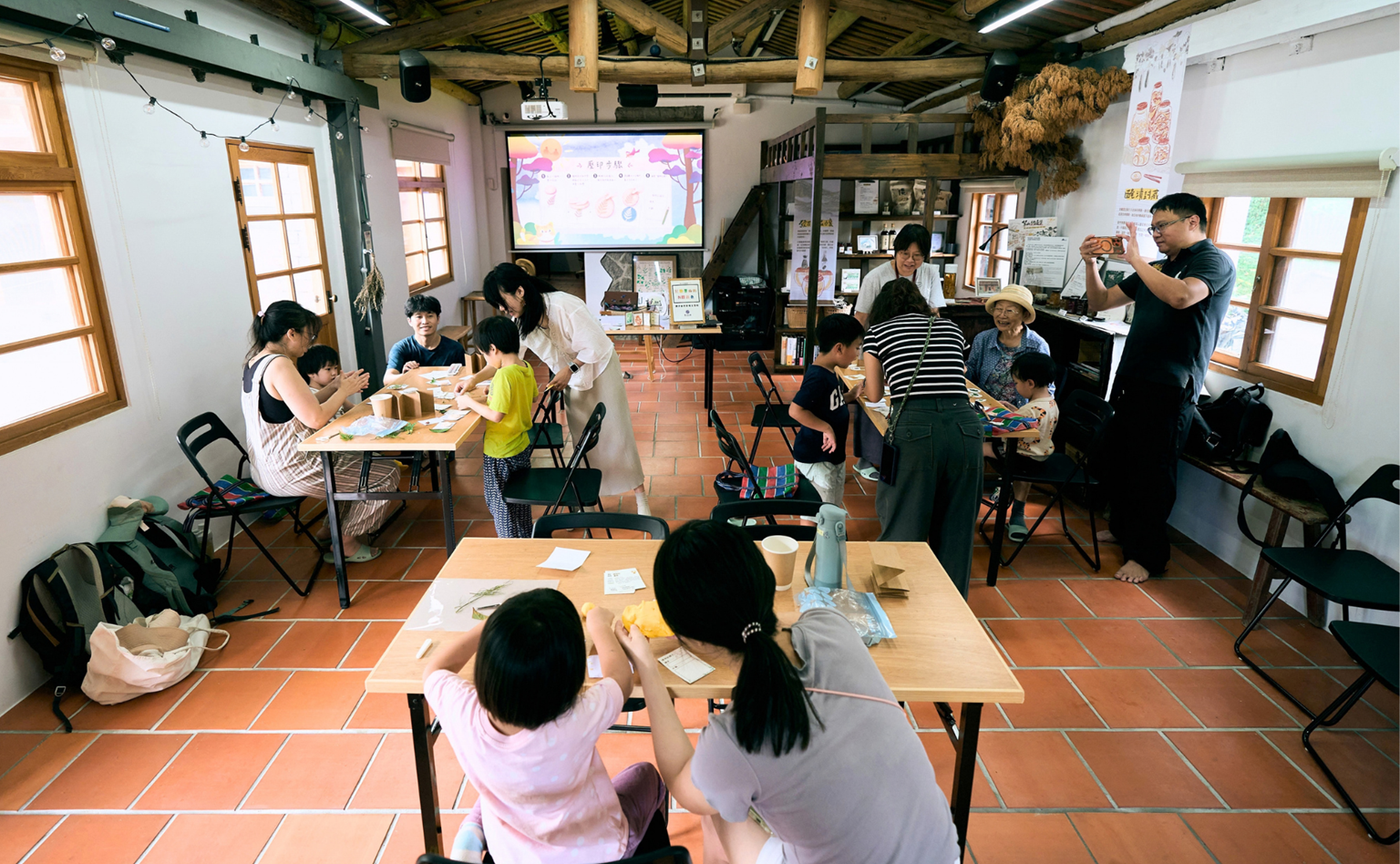 除了保留下當年學生用二手材料搭起來的高架床板,另一側的護龍則慢慢打開,讓講座、走讀、親子活動、食農工作坊和地方交流在這裡發生。