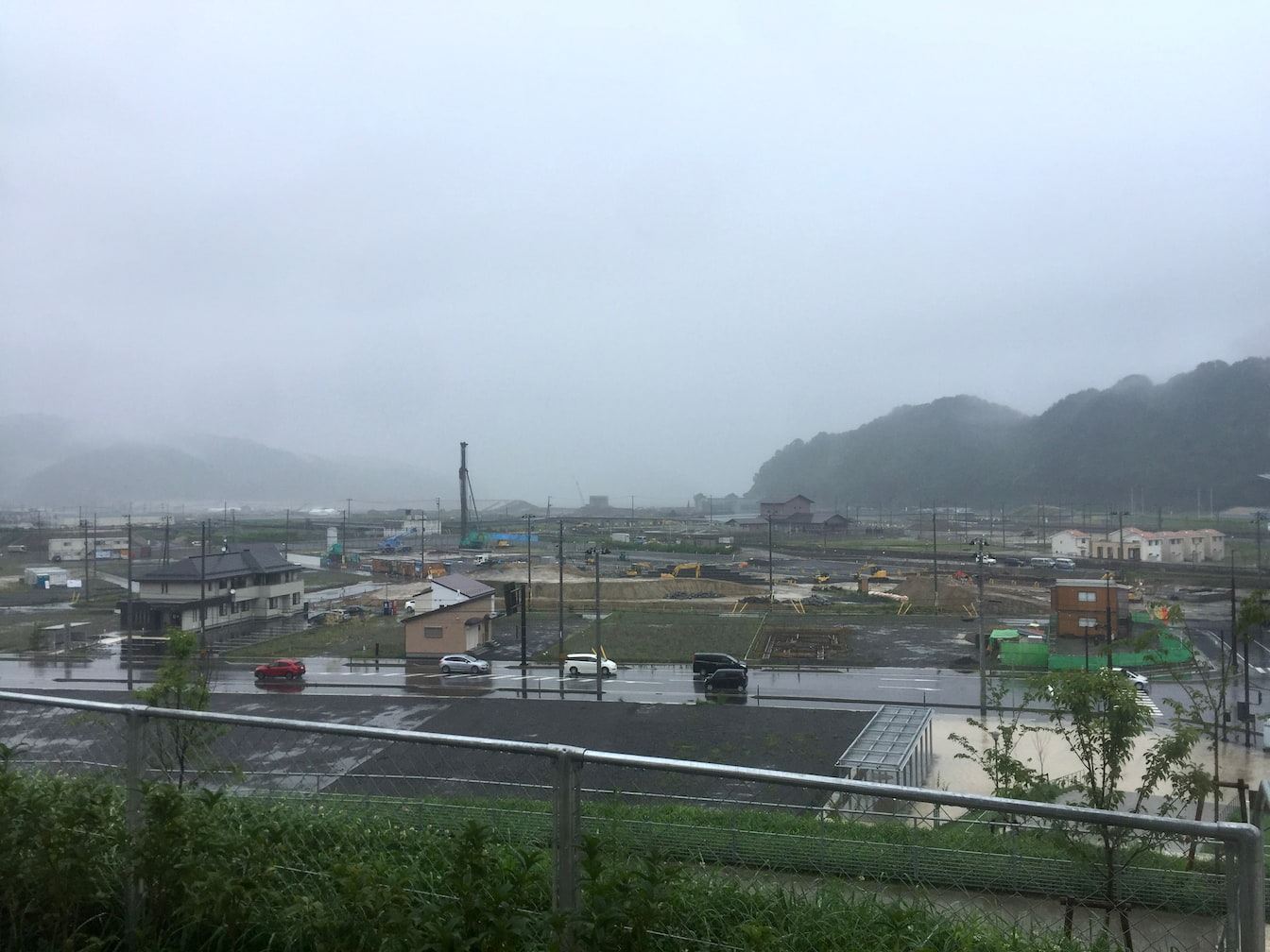 釜石東中學與鵜住居小學所位於的釜石市鵜住居町，能夠看到接近海岸的地區皆被海嘯夷平，重建工作至2018年仍在進行中（Source: 劉學墉攝）