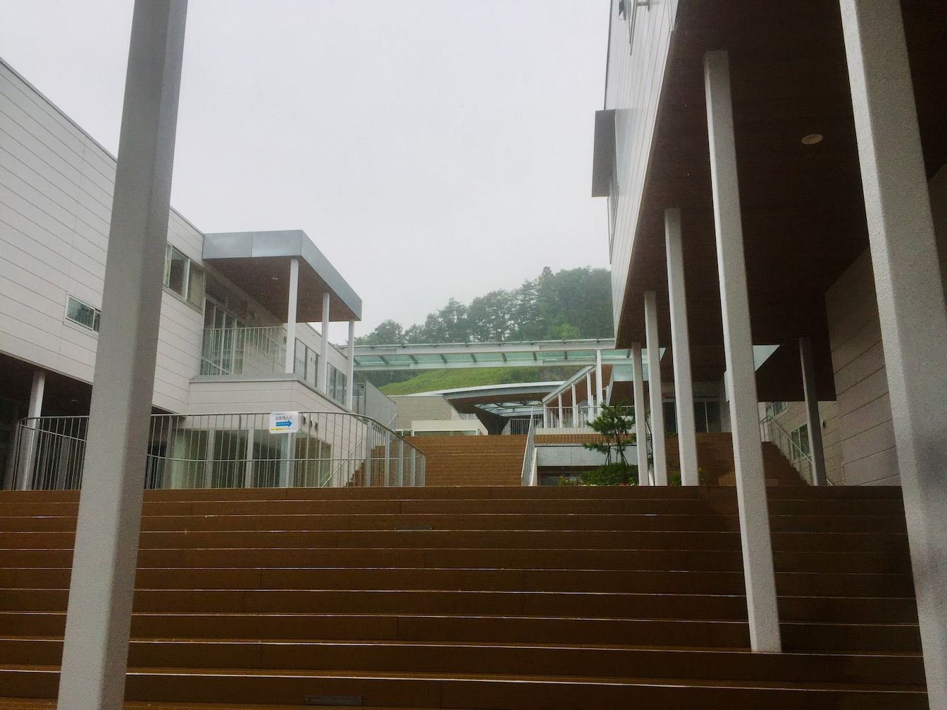 重建在半山腰的鵜住居小學（Source: 劉學墉攝）