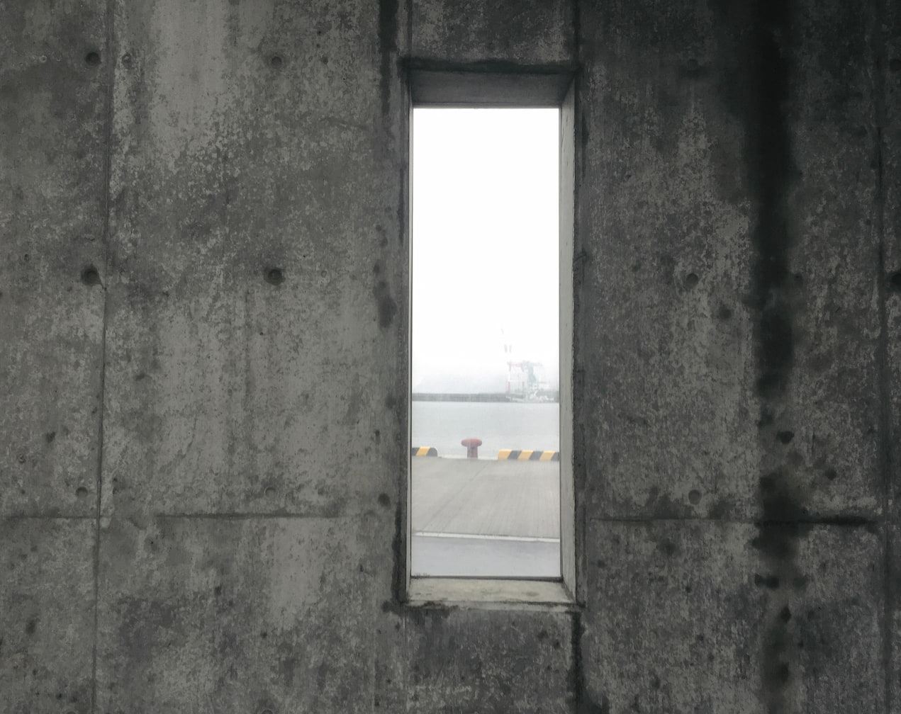 漁業作為東北重要的產業，311 海嘯過後陸續興建的巨型堤防阻斷了原本社區與海洋在空間上的連續性，也衝擊到原本漁業的工作環境（Source: 劉學墉攝）