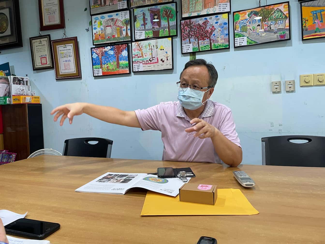 鄢健民指出,里辦公室作為二線指揮官,將災害現場的指揮工作交由更貼近居民的管理委員會、志工,才能避免見樹不見林的問題(Source: 劉學墉攝)