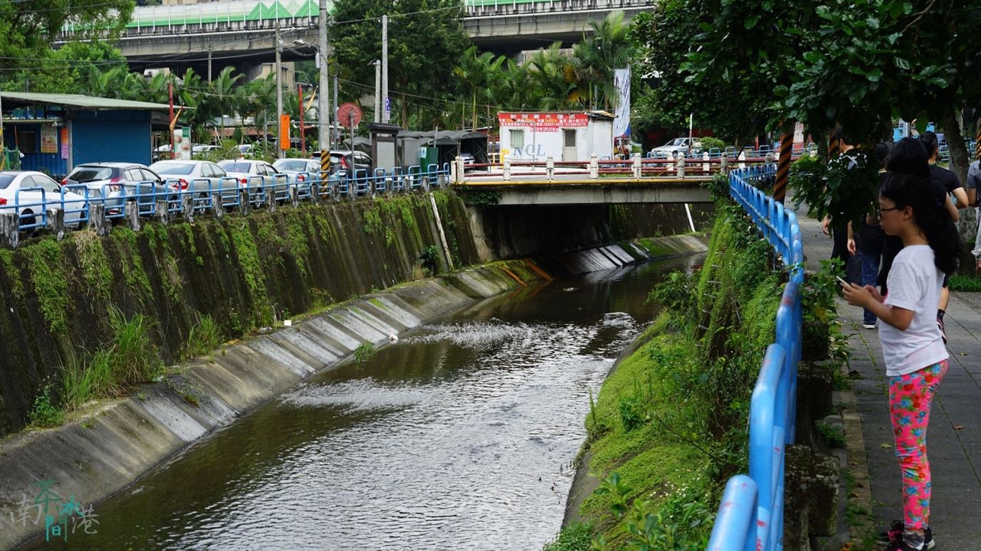 被舊莊國小生們視為「臭水溝」的大坑溪（Source: 南港茶水間）