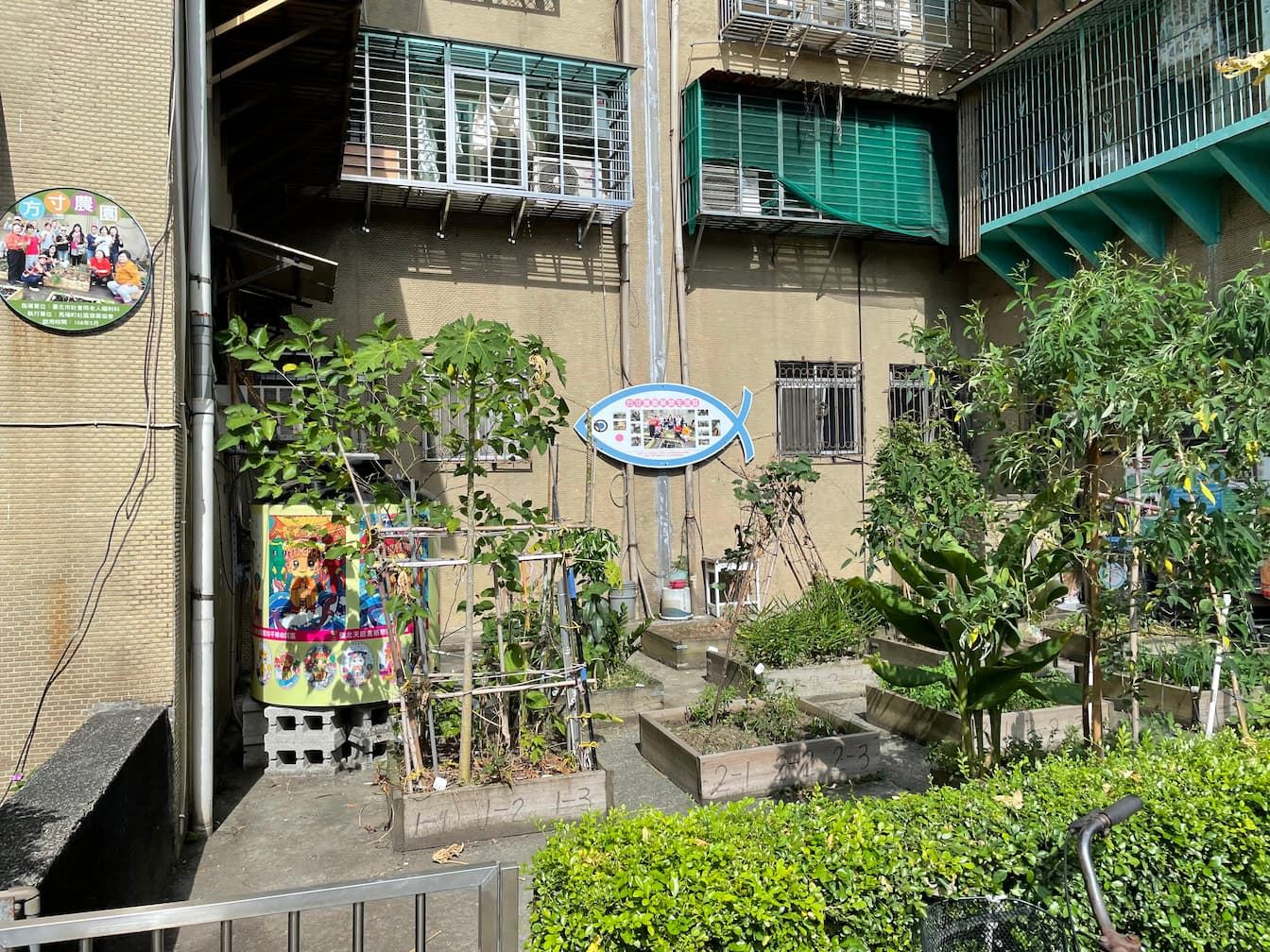 活用畸零空地打造的「方寸農園」，在國宅社區裡的各處都能見到（Source: 劉學墉攝）