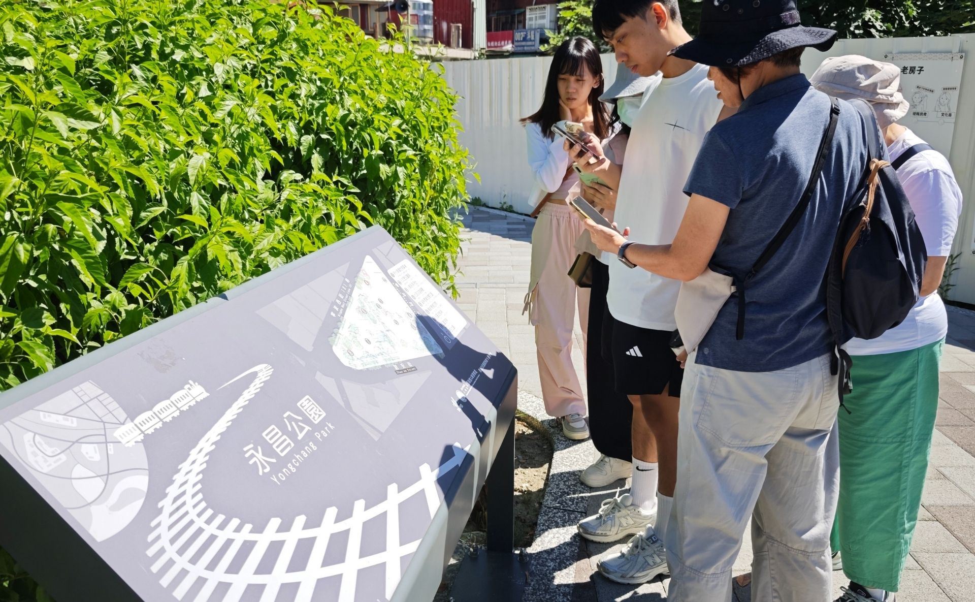你必須舉起手機比對現場的解說牌,才能找到藏在圖像裡的「密碼」。