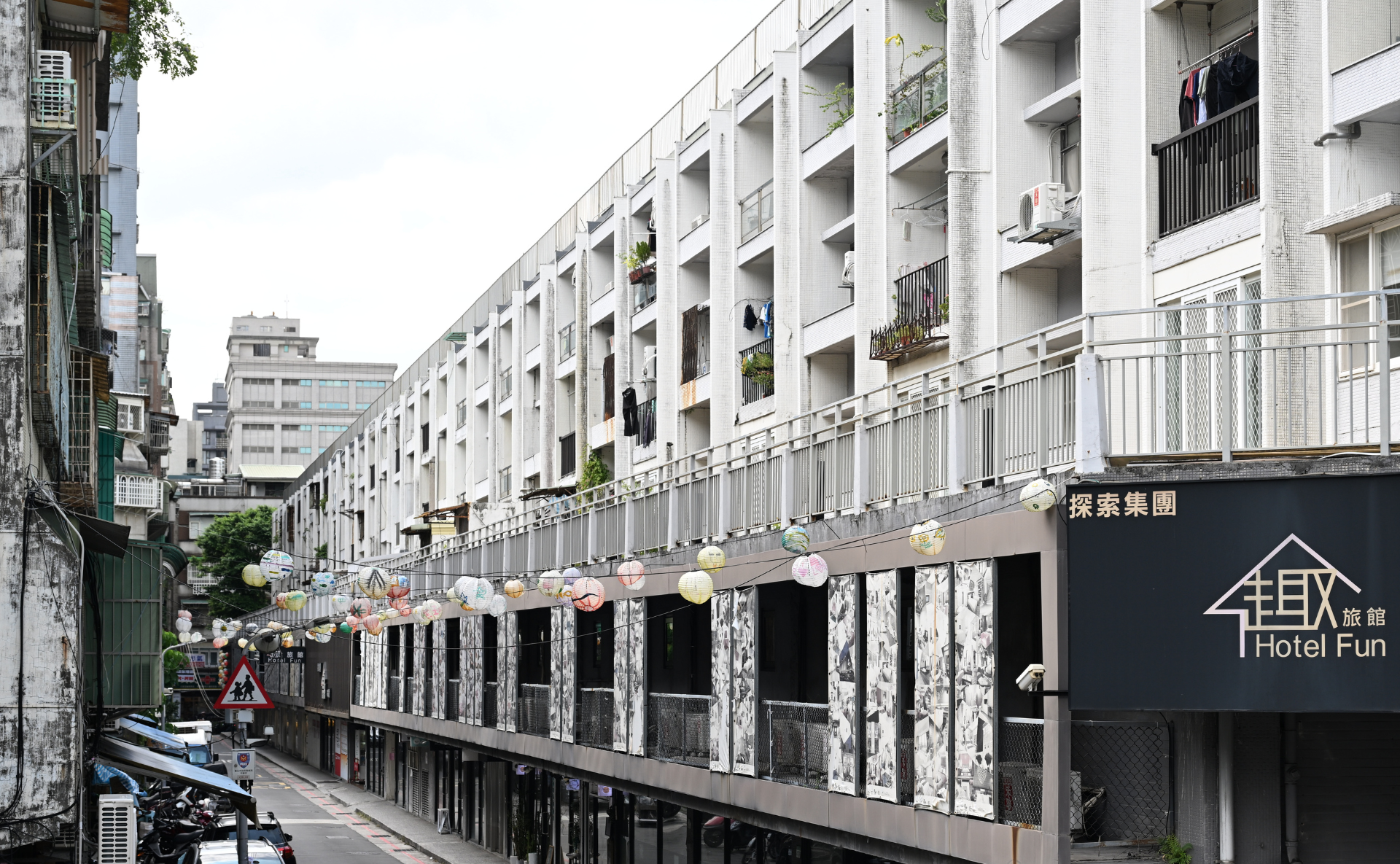 社宅居民、外來者和「都市再生學苑」學員們,在新興社宅交會,他們在此重新構築城市生活裡的家及家人新樣貌。