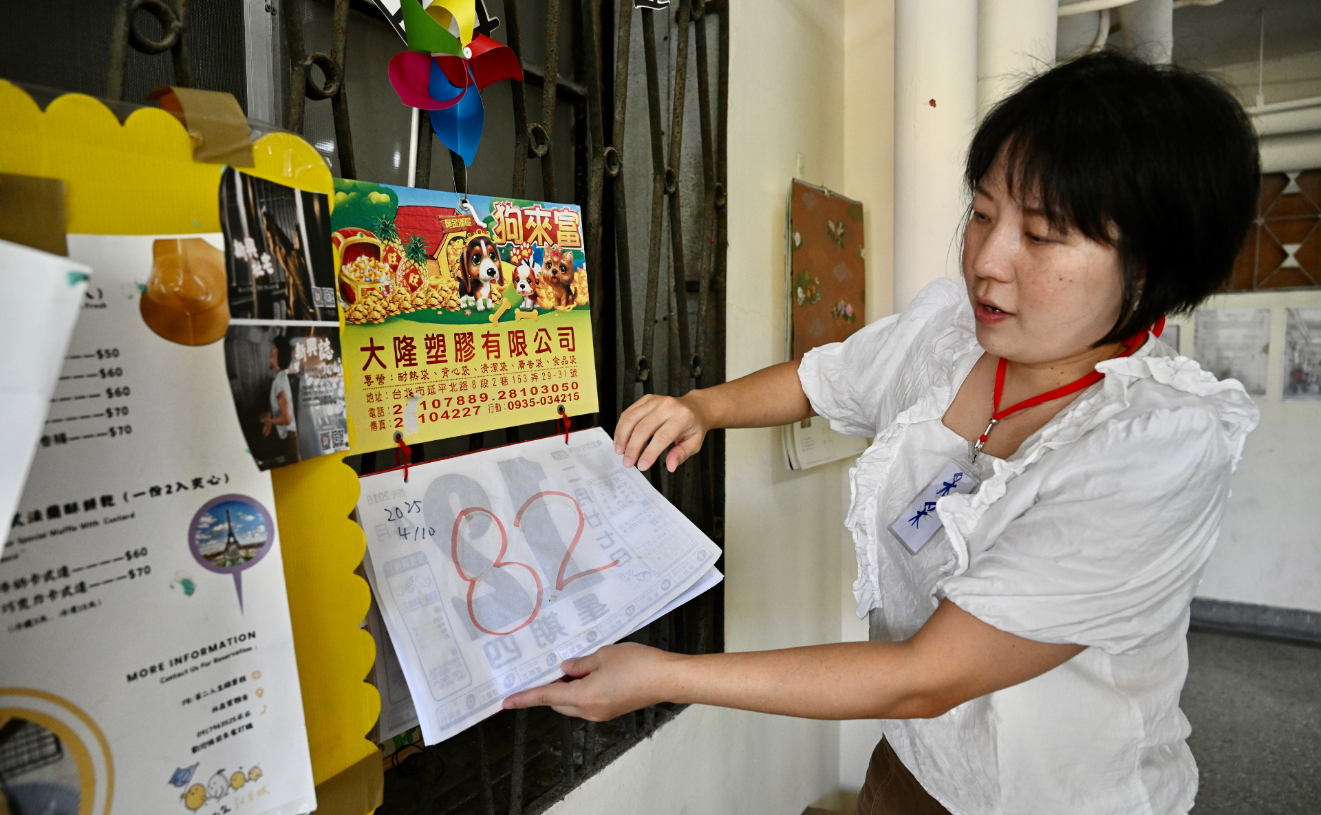 掛在采采家門口的「倒數82天」的搬家日曆,象徵居民奮力留守家園的印記。