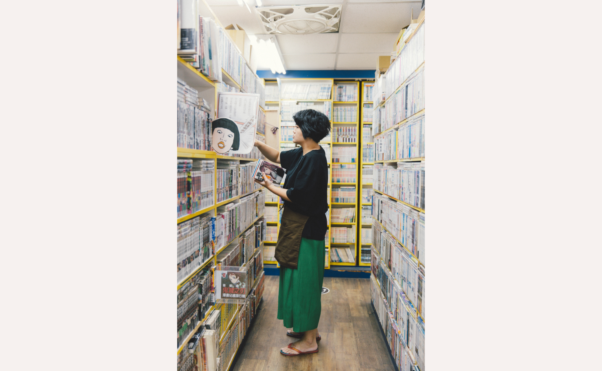 解永華一天的工作不外乎借還書、包書、貼貼紙、整理書架…,書店365天天天營業中,等待著大家「再回來」。
