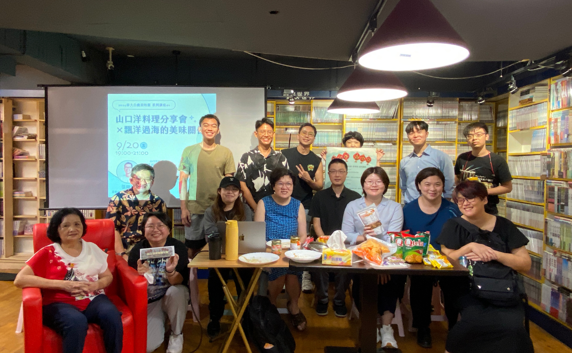 《唐人的美食番》特展中,居民受邀分享家鄉菜餚,也說出與這些食物有關的生命故事。(圖片/師大白鹿洞書坊提供)