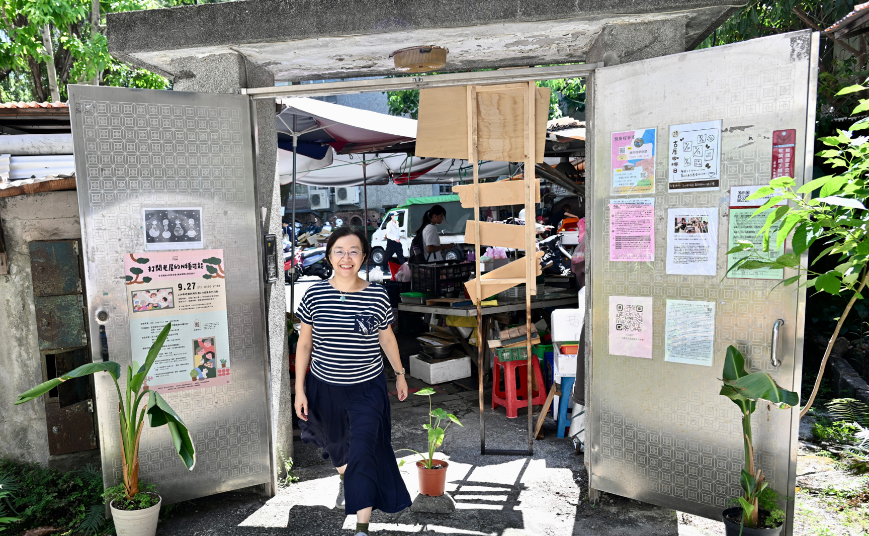 「中央社龍泉宿舍」重開大門,鐵門外即是市場攤位,空間座落在熱鬧的街區市井之中。「一人一故事劇場協會」理事長高伃貞,帶領團隊將閱讀、劇場活動帶進老屋,把舊宿舍轉化為社區心靈護理站。