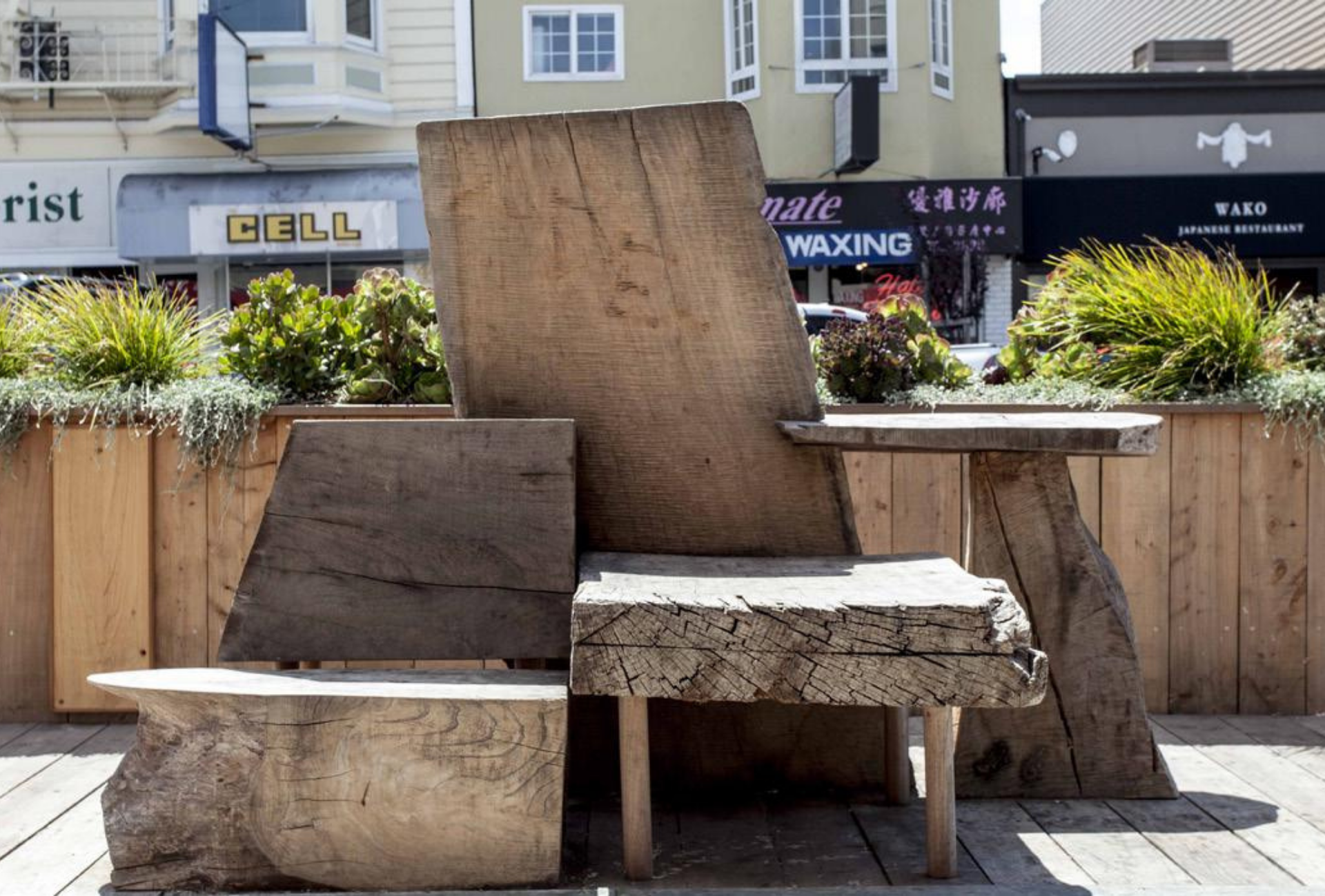 Cumaica Parklet 獨特的手工雕塑座椅與垂墜植栽,為缺乏停留空間的Clement Street創造出珍貴的公共休憩空間。