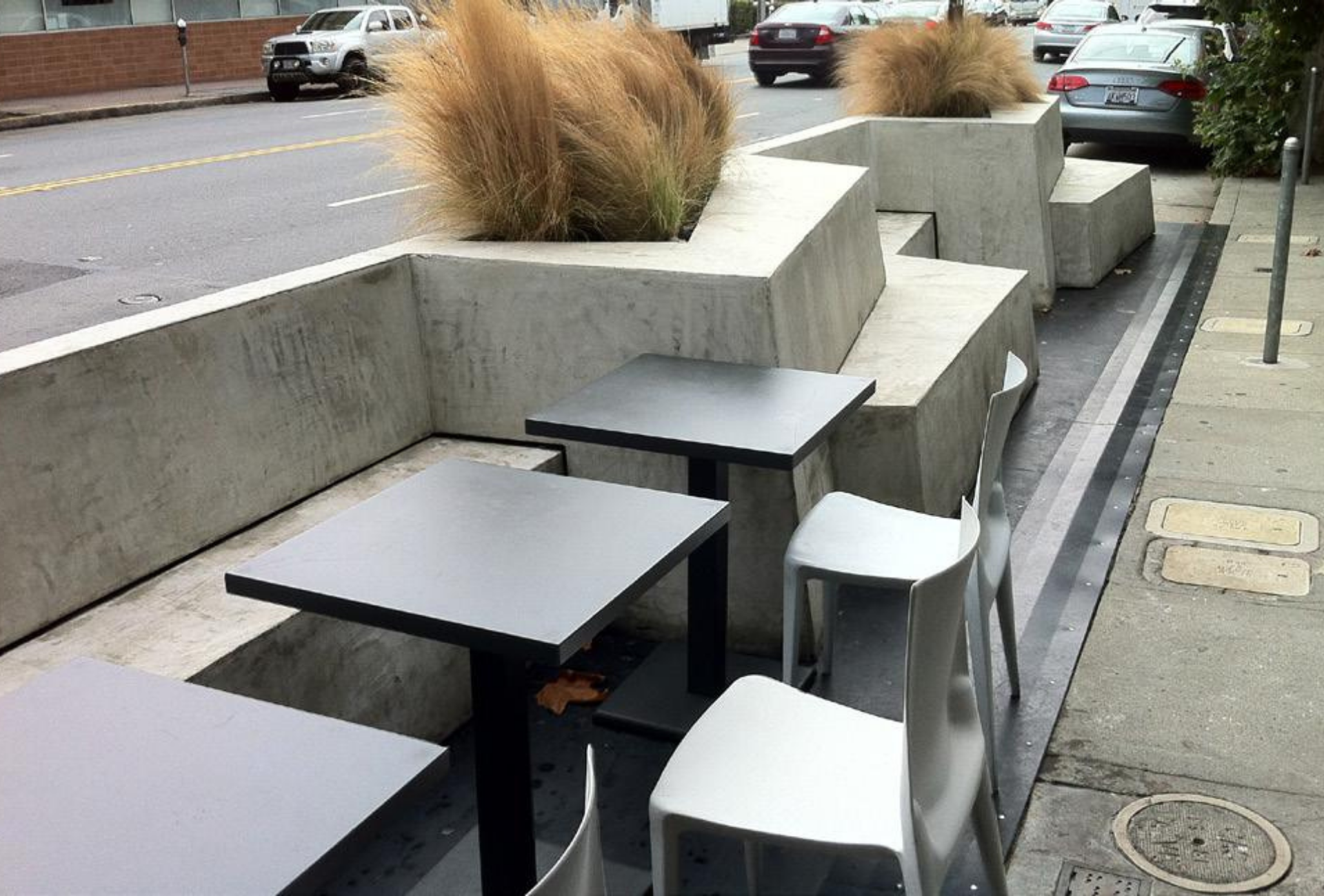 設施與結構的一體化
Integrate amenities into parklet structure:
建議將座椅、桌子等設施直接整合在結構設計中(如混凝土或木作的一體成形),既美觀又耐用,減少零散物件的維護成本。
(Hosted by Pizzeria Delfina. Designed by Kevin Hackett and Jessica Wiegley, Siol Design Studios. Photo by SF Planning.)