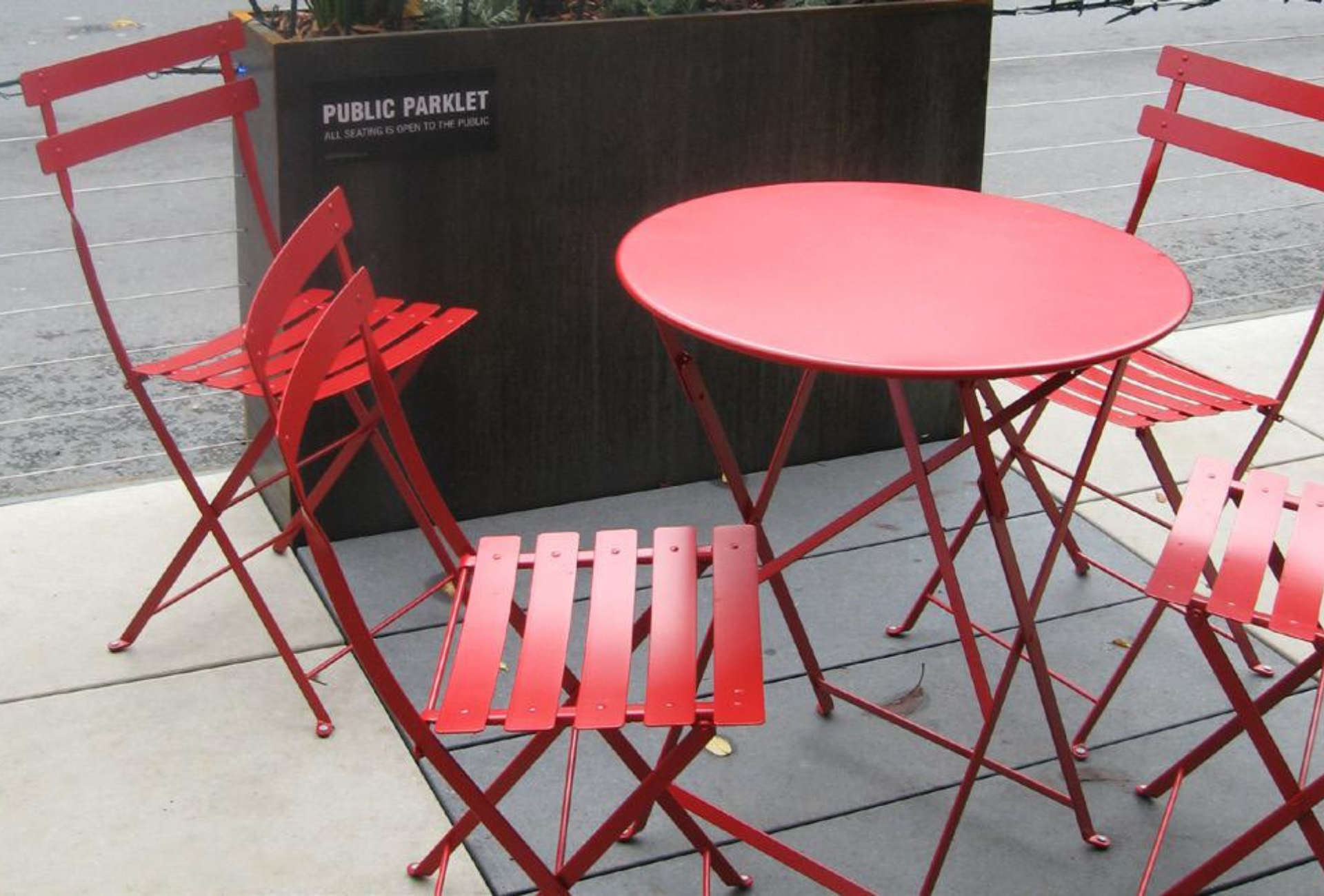 可移動式桌椅
Movable tables and chairs:
提供非固定的家具,讓使用者可以依照人數或需求自由調整位置,增加空間使用的靈活性與社交彈性。
(Hosted by Just For Fun. Design by RG-Architects. Photo by SF Great Streets.)