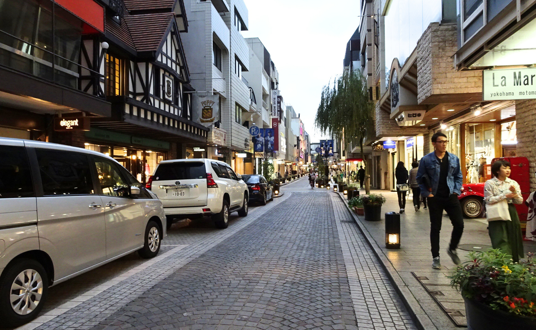Before:施工前,元町人車混道的情形。