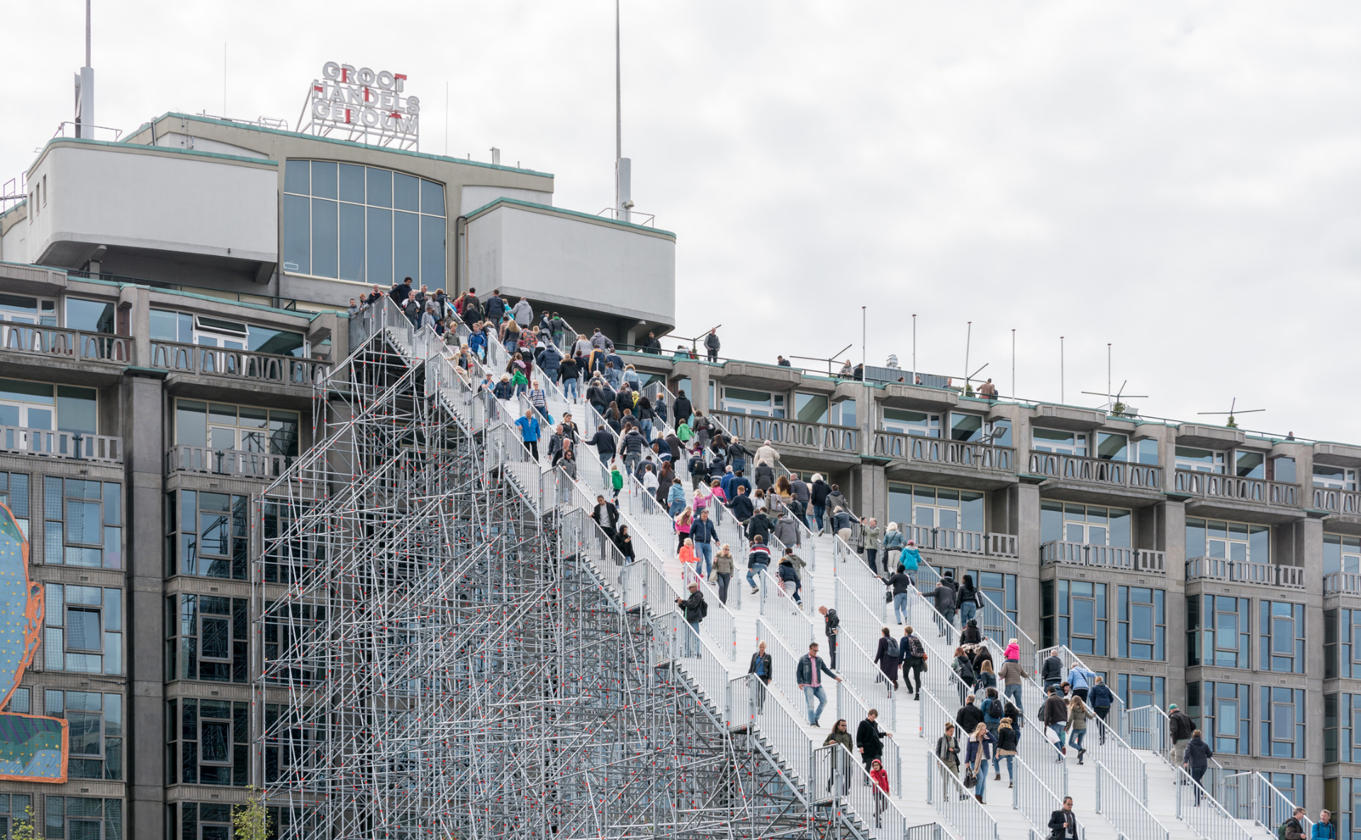 MVRDV 故意使用鷹架建置高29公尺、長57公尺、共180階的階梯。象徵鹿特丹是一座「永遠在建設中、永遠在重建」的城市,向這座城市的重建歷史致敬。MVRDV The Stairs to Kriterion 1 © Ossip van Duivenbode