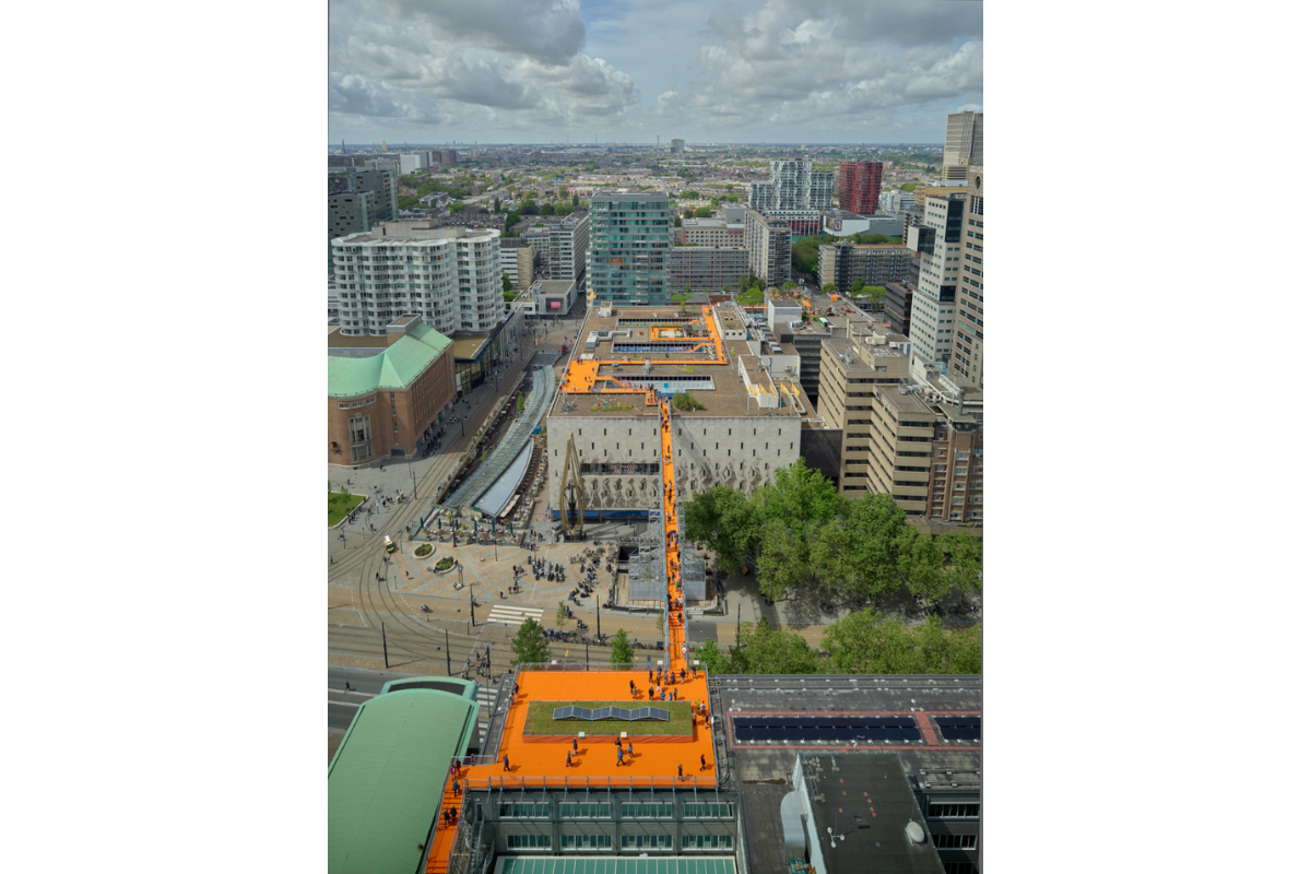 當視線從地面抬升至天際,城市的邊界將被重新定義。MVRDV Rooftop Walk 4 ©Ossip