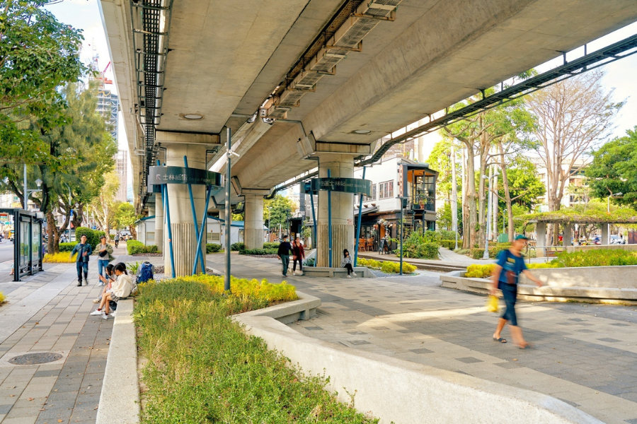 指標系統融入照明結構,低調卻清楚地告訴使用者「你在城市的哪裡」。