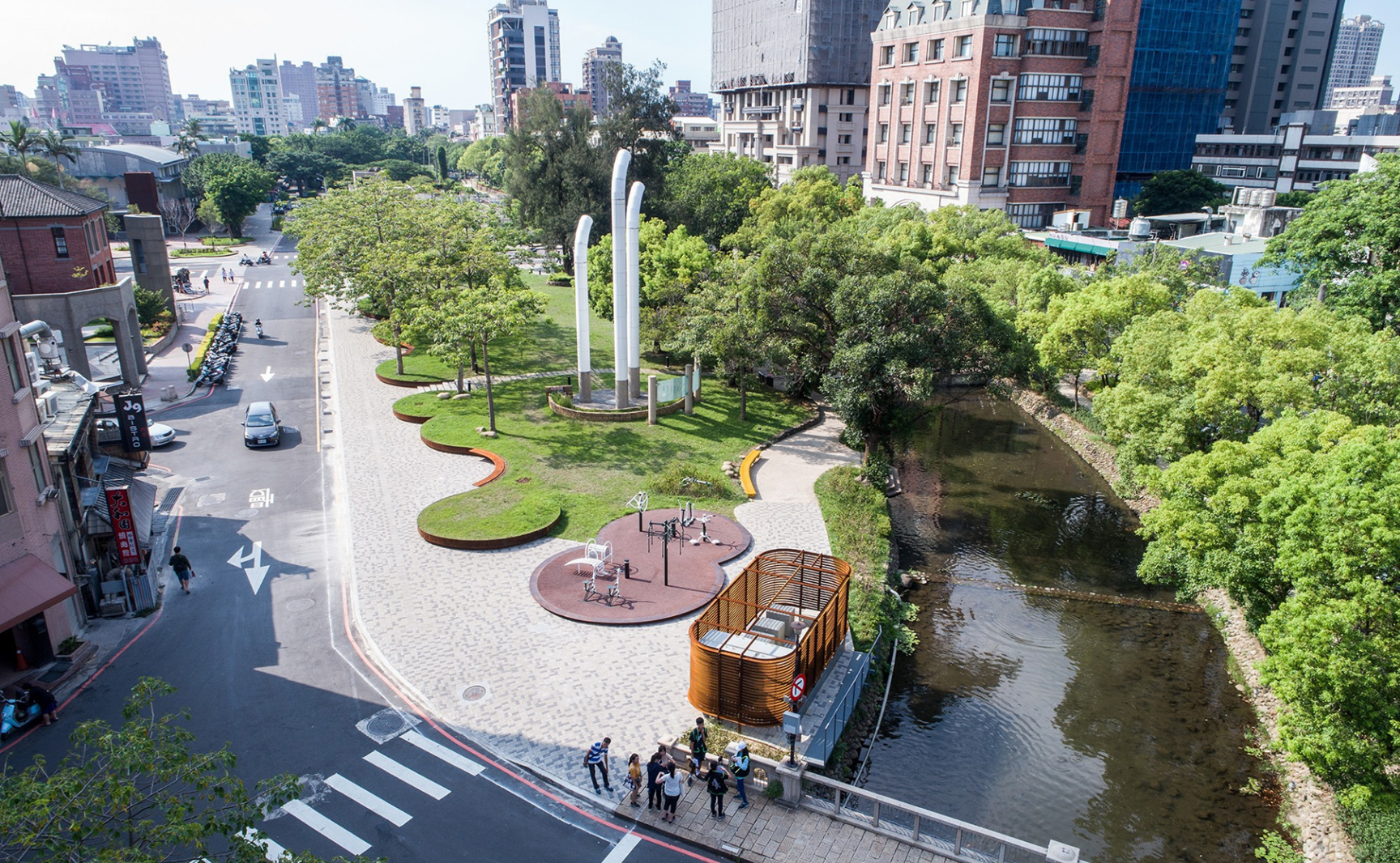 護城河沿線的草坪綠帶及二二八紀念碑在整理設計後,每逢假日,都提供市民舒適的活動參與空間與休憩動線。(圖片提供:嶼山工房)