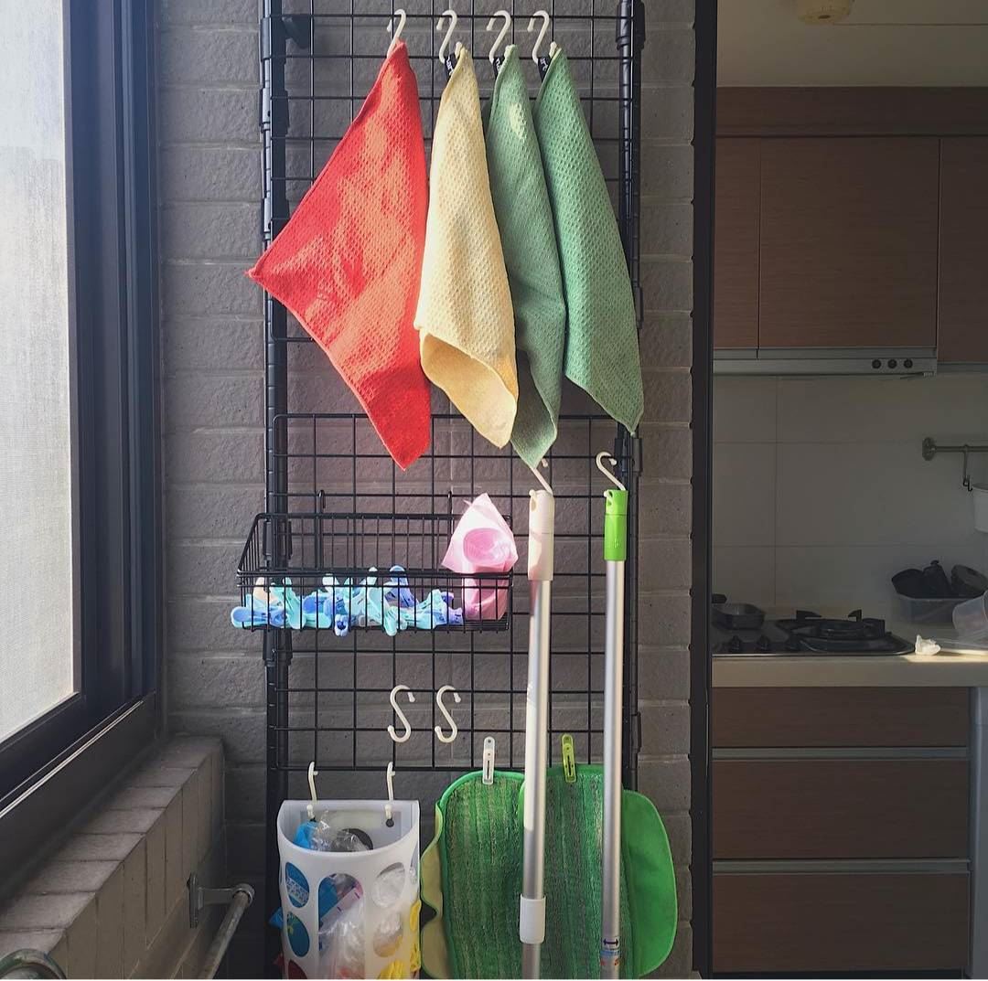 使用頂天立地架增加垂直收納空間(原文連結:https://www.instagram.com/p/BwbYJXkAwvo/)