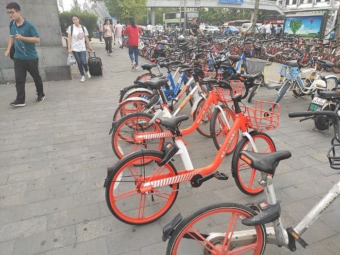 「再見摩拜」:摩拜被美團收購後,摩拜單車的品牌標識被逐漸改為美團。(Source: BoyuZhang1998 / CC BY-SA 4.0)