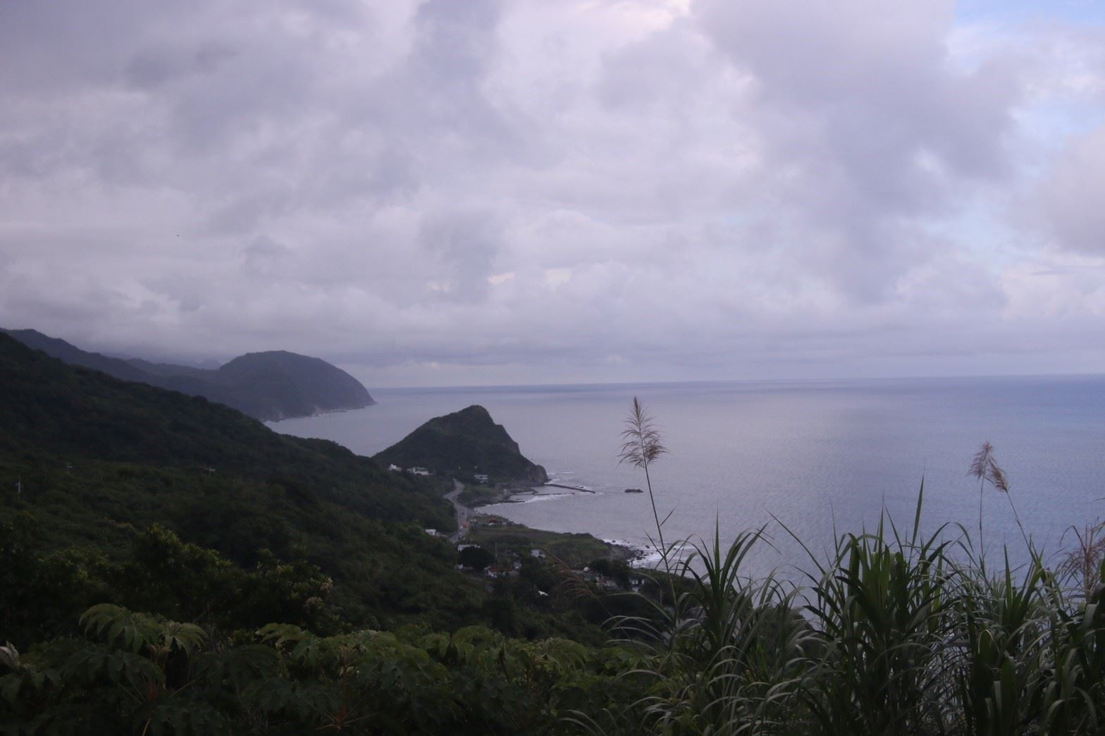 （海岸山脈上遠望的大鼻石山及太平洋）