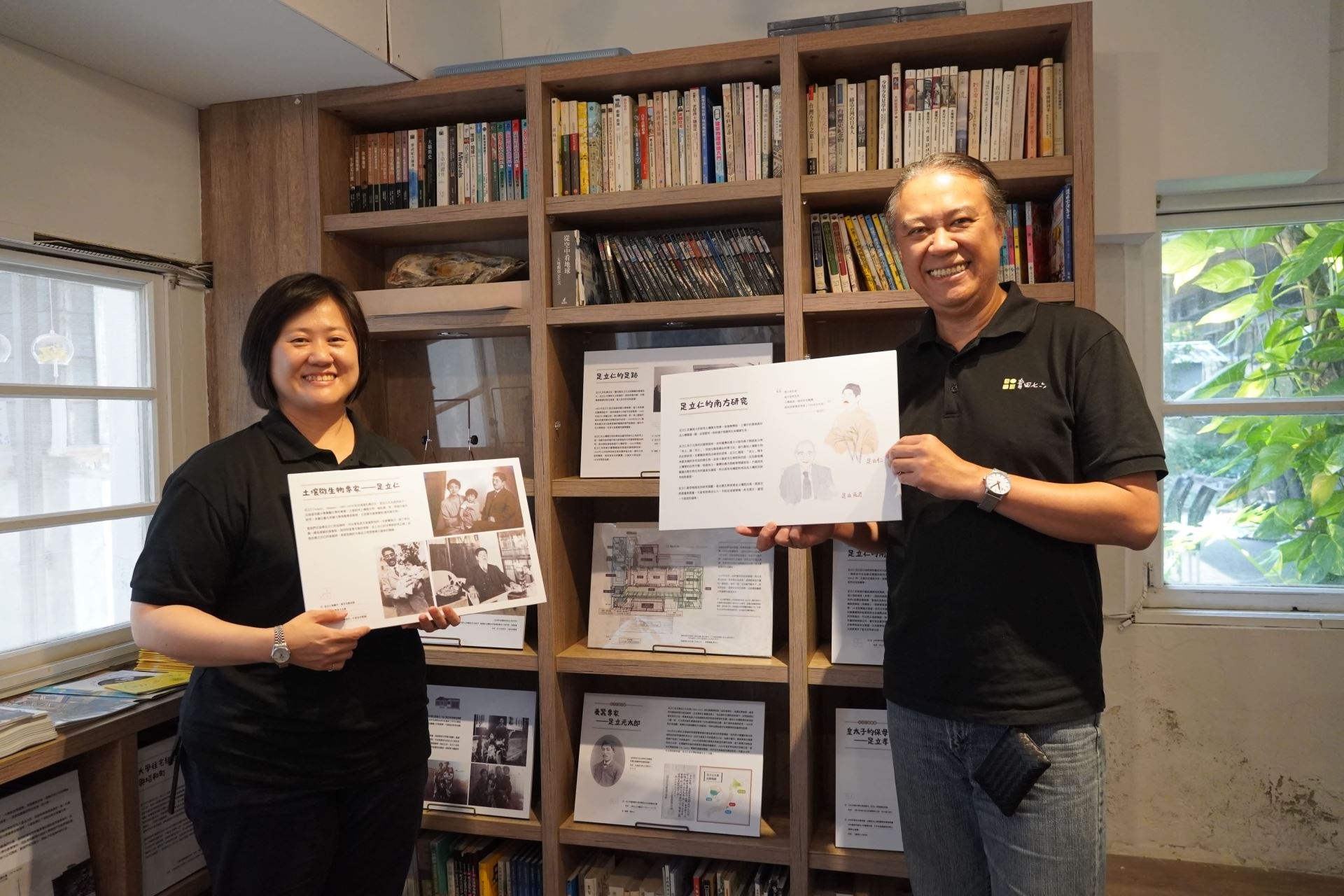 晴茗老師語水瓶子老師展示特展內容。
(Source:雄本老屋規劃有限公司 吳欣融攝影)