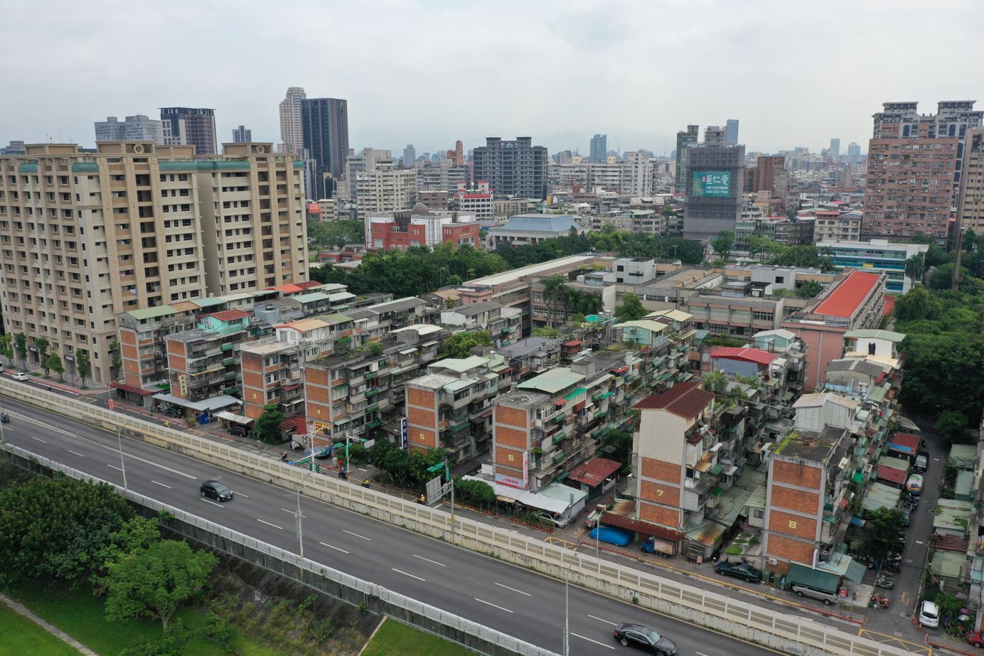 臺北市龐大的老舊建物量體,更需以新的思維和策略,方能使都市更新的速度跟上臺北宛如有機生命般總不停歇的腳步。