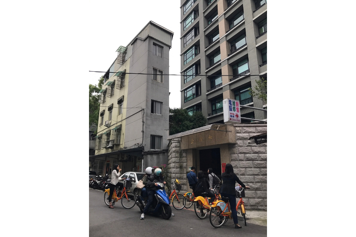 (原在萬盛溪流畔的和伯公廟,現與大樓合建,廟宇建於大樓內)