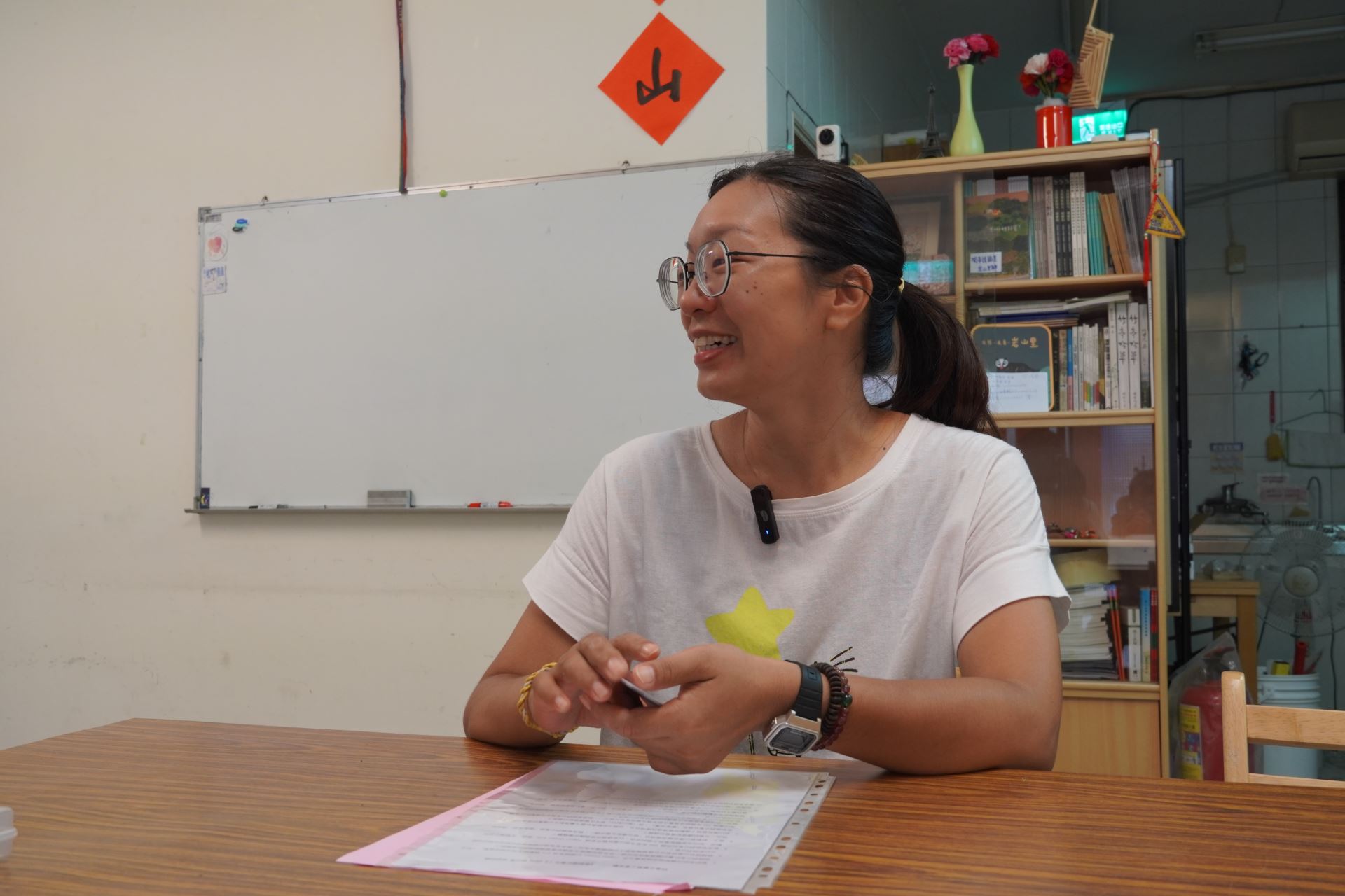 現同為岩山里聯合服務團隊的里長鄭小塔,與我們分享參與臺北市都市更新處108年至111年「Open Green台北綠生活計畫2.0」及「臺北市都市再生學苑」實習社區的經歷過程。(Source:雄本老屋規劃有限公司 吳欣融攝影)